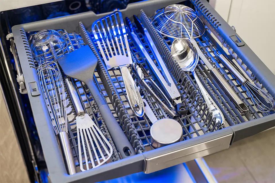 THERMADOR DWHD760CFP Sapphire® Dishwasher 24'' Professional in Stainless Steel