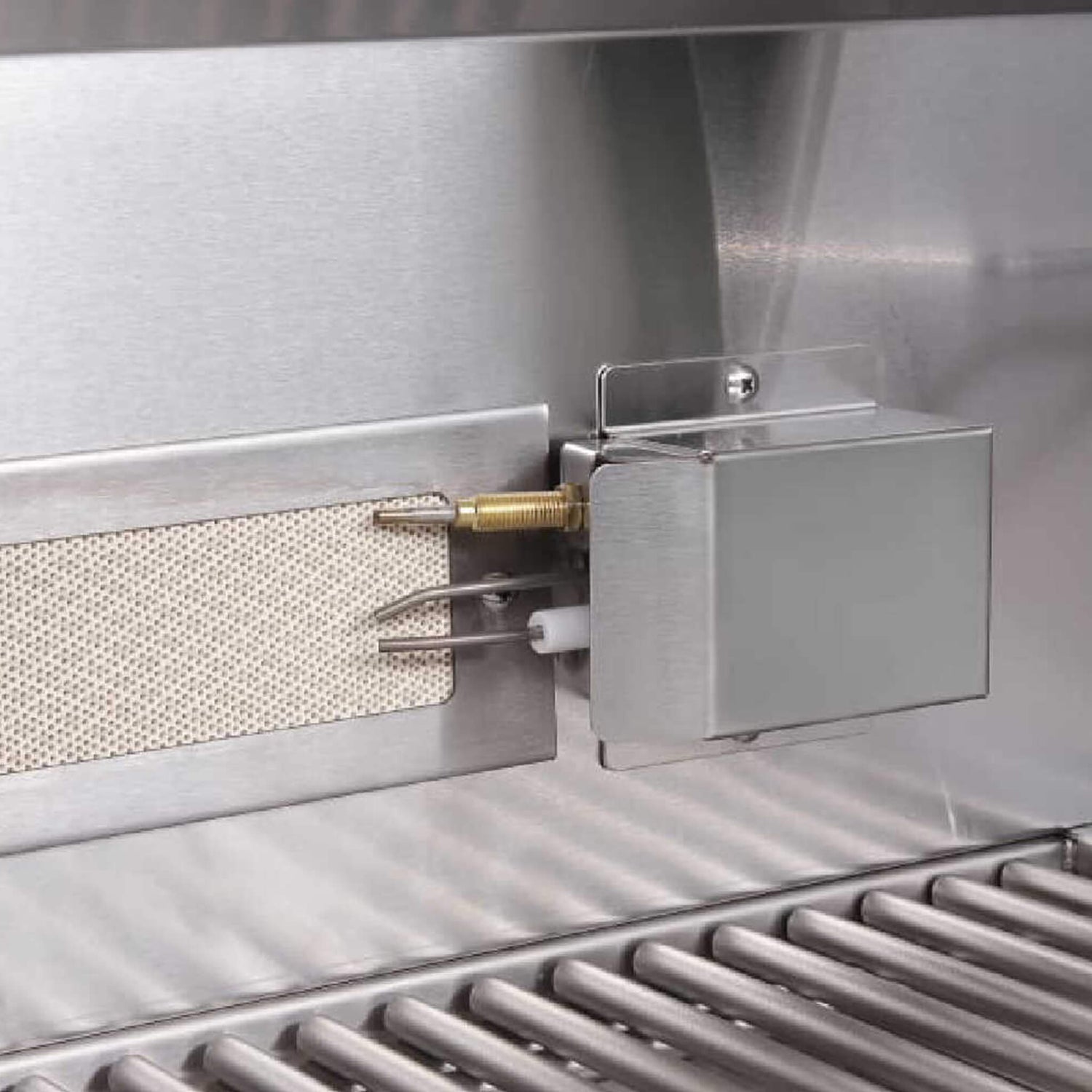 Edgestar 60K BTU 30" Natural Gas Built-In Grill With Lighted Grill Area And Double Access Doors (SAK82568)