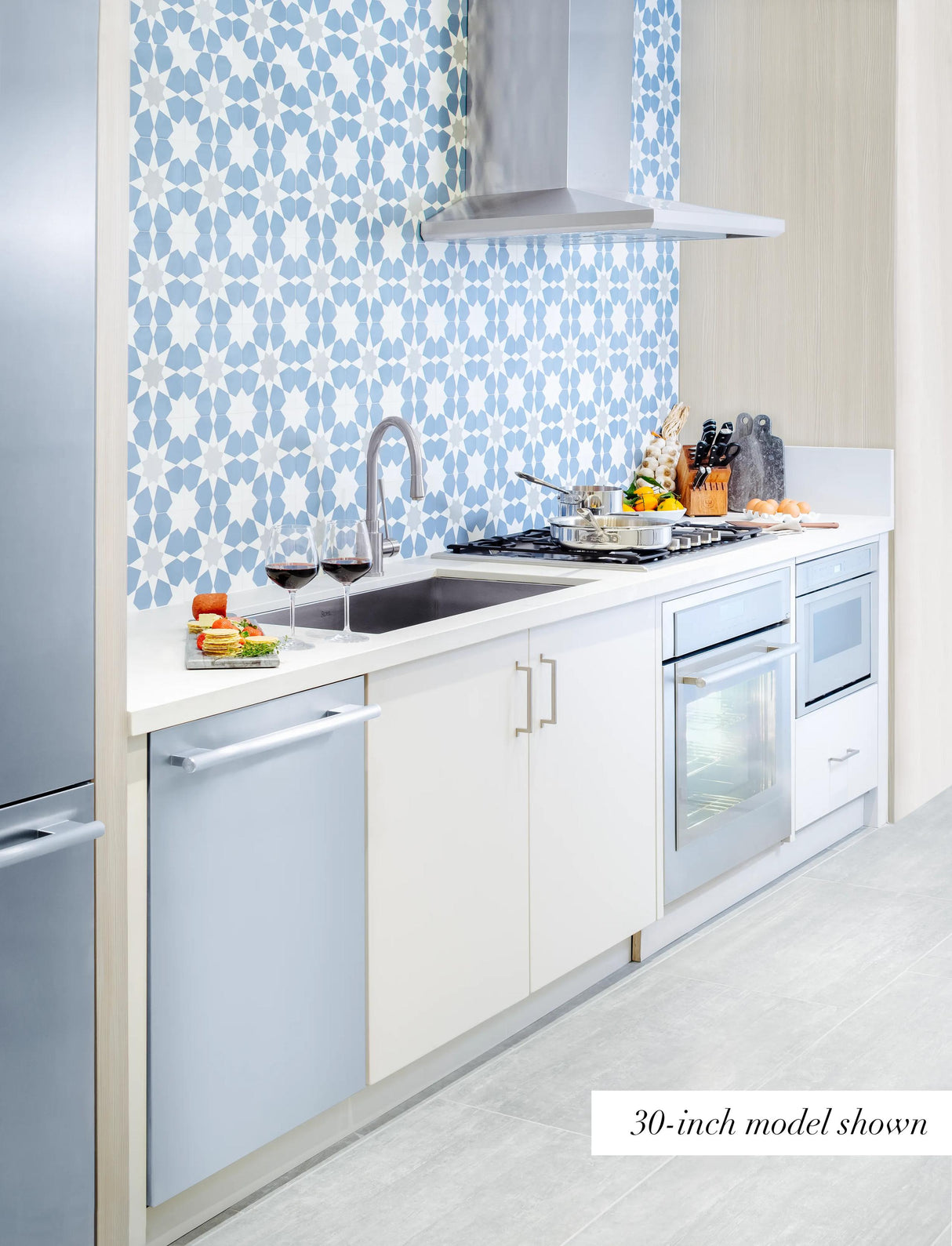 THERMADOR HMCB36WS Masterpiece® Pyramid Chimney Wall Hood 36'' in Stainless Steel