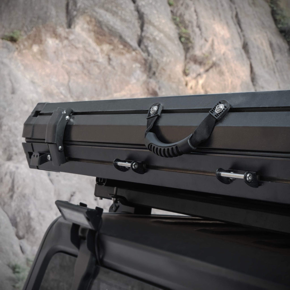 Heavy-Duty 2-3 Person Hardshell Rooftop Tent With Ladder (SAK93120)